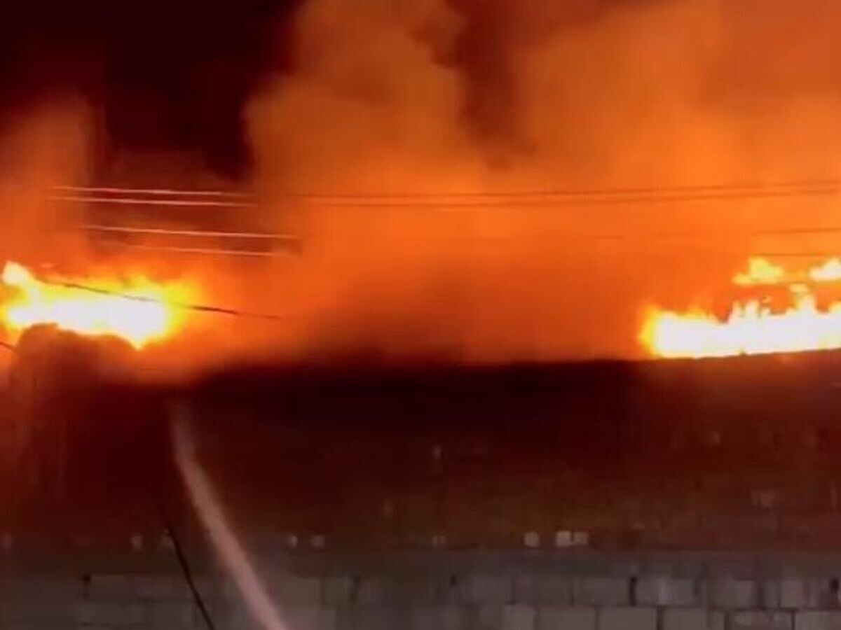    Место пожара в здании на территории рыбзавода в Кизляре, Дагестан© МЧС России/Telegram