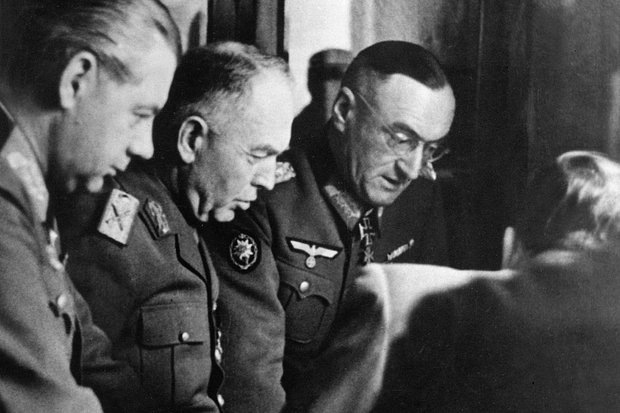    Генерал Фердинанд Шернер (крайний справа) на совещании у Гитлера, май 1944 года. Фото: Ulstein bild / Getty Images