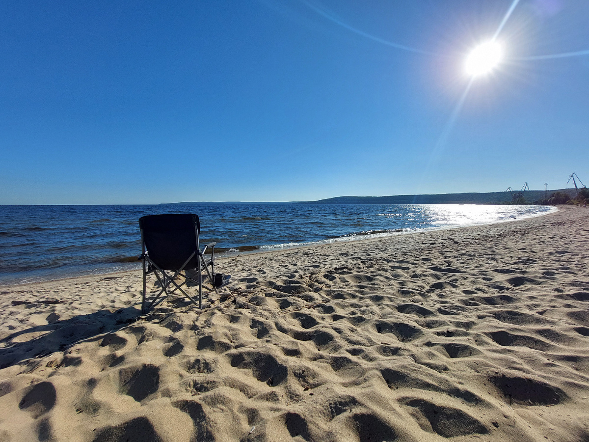 Пляж в Медвежьегорске. Самый север Онежского озера.