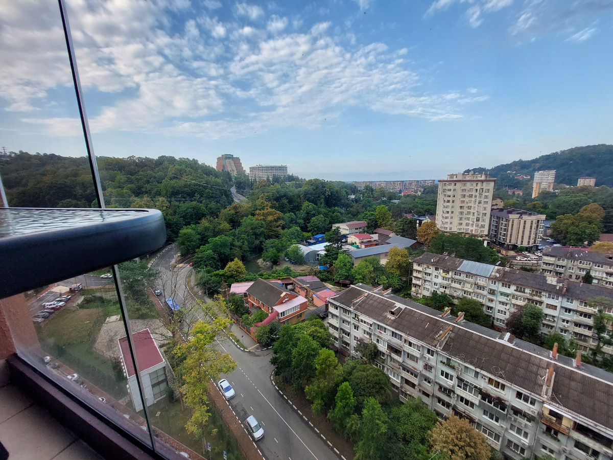 Вот она плавно заворачивает направо к морю...