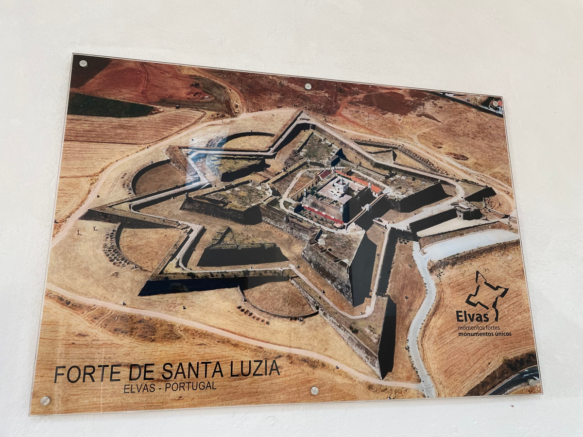 Бастионов в крепости четыре, а по равелинам легко можно догадаться, с какой стороны находится Испания