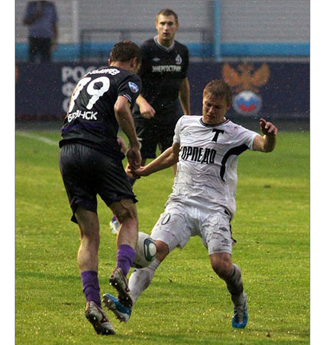 «Динамо» (Брянск) - «Торпедо» - 2:0. В игре торпедовец Вадим Стеклов (№20).