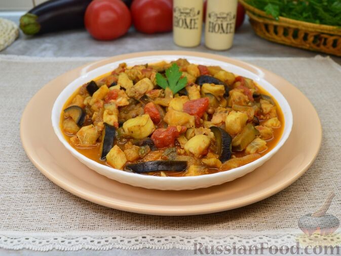 минтай, баклажаны, помидоры, лук репчатый, чеснок, масло растительное, томатная паста, розмарин, мускатный орех молотый, соль, перец чёрный молотый