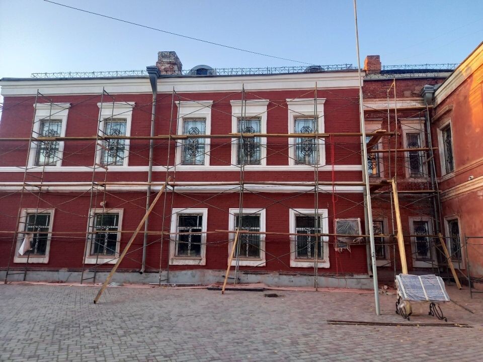    Ремонт фасада здания ГМИЛИКА. Источник: t.me/altculture22