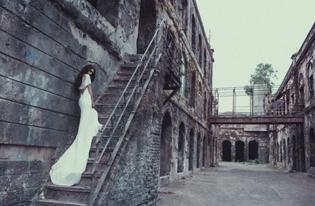 Контраст: яркая невеста на сером фоне. 