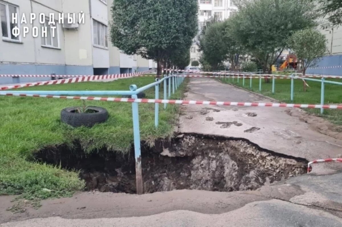    У жилого дома в Барнауле образовался «портал в ад»