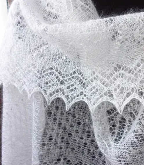 Легкость изделия из козьего пуха. Тончайшая работа.