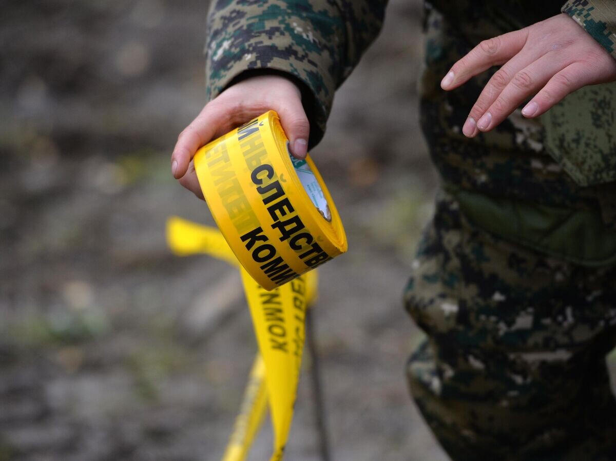    Сотрудник криминалистического подразделения Следственного комитета России проводит следственные действия© РИА Новости / Павел Лисицын