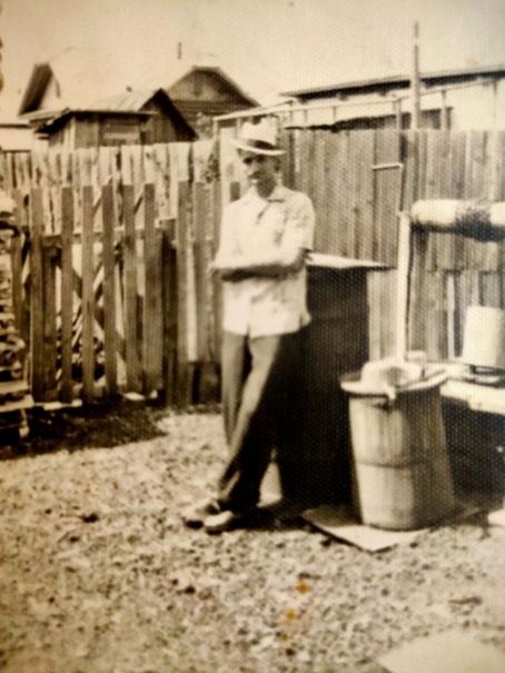 папа около нашего колодца. Из него мы тоже иногда поливали огород.