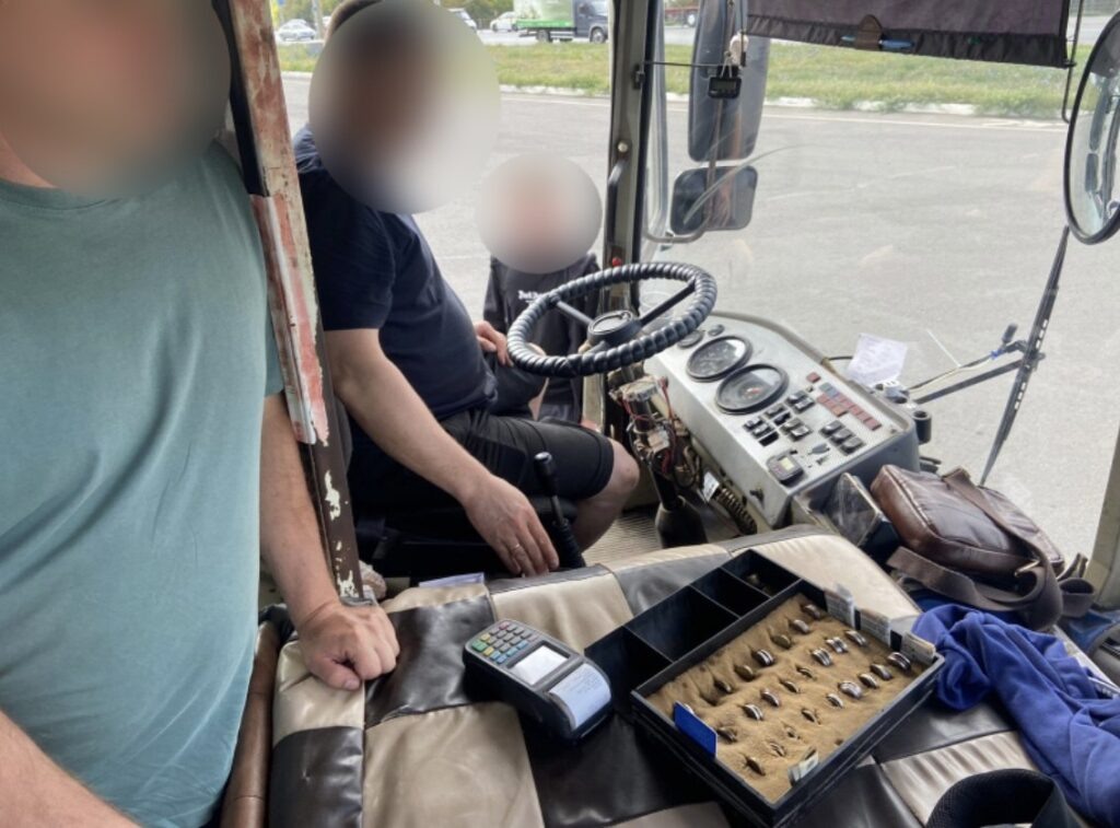 Пассажирка водитель автобуса