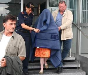 Освобождение Наташи, полиция закрывает её от журналистов