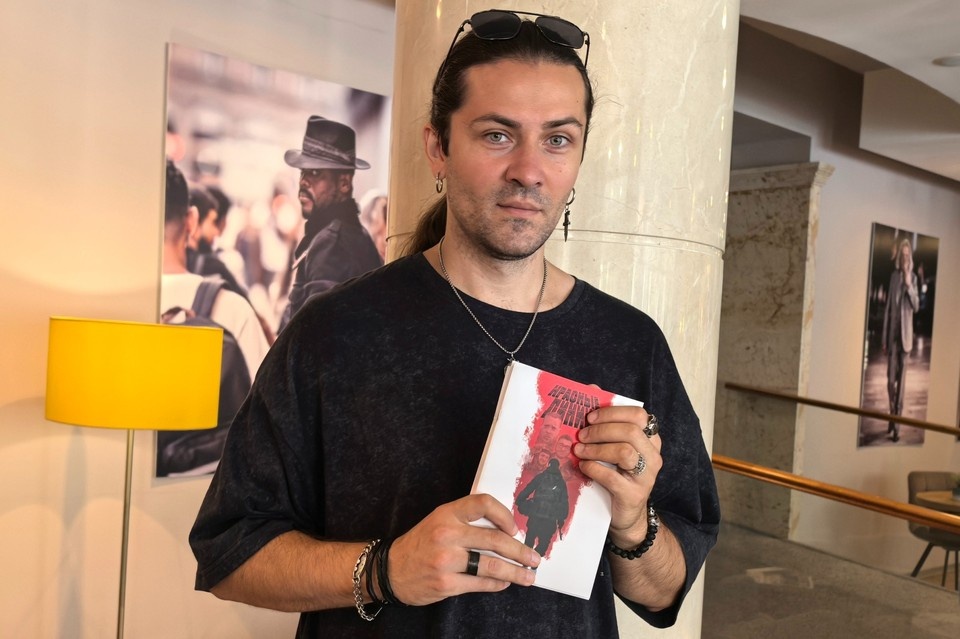    Модель, чиновник и военный художник Валерий Букша. Юлия АНДРИЕНКО