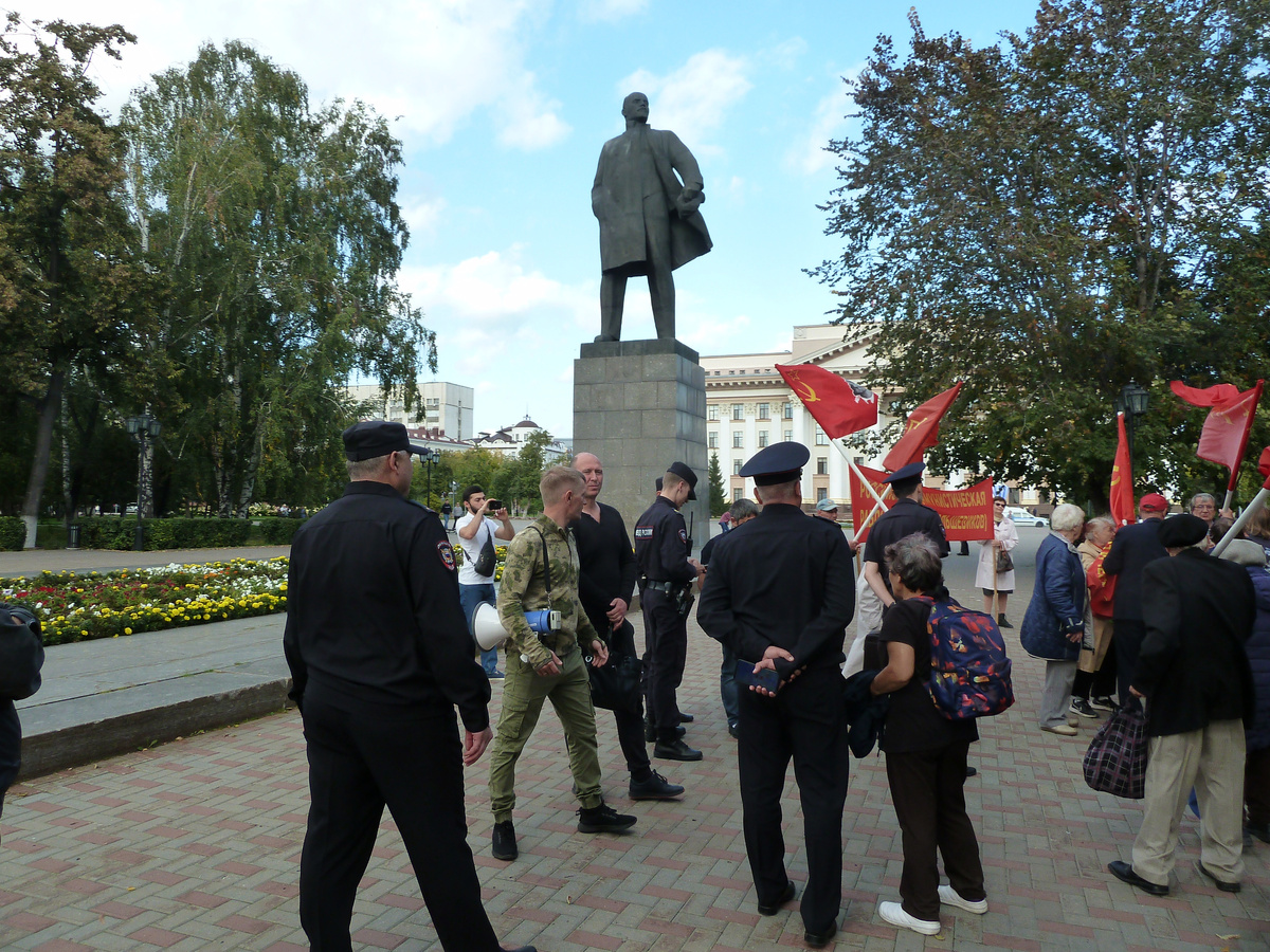 Полиция пытается сорвать мероприятие коммунистов
