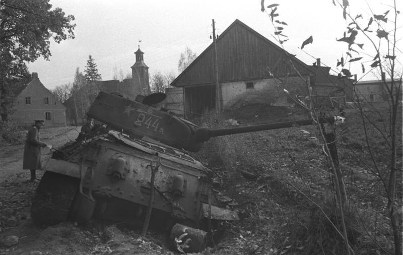 Подбитый советский Т-34-85 № 244 25-й гвардейской танковой бригады в деревне Неммерсдорф, Восточная Пруссия, 1944 