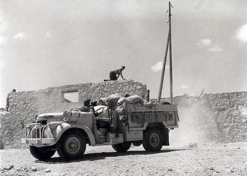 Классическое транспортное средство пустыннх разведчиков из Long Range Desert Group