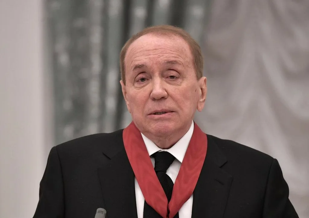 С уходом из жизни Александра Васильевича закончилась целая эпоха, и это отрицать точно не следует.-4