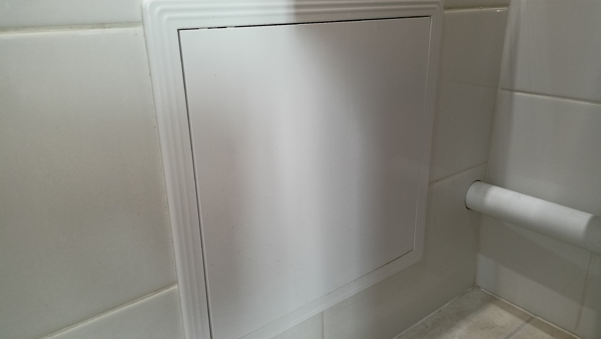 Ревизионный лючок на ванной 