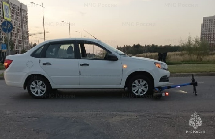 Электросамокат под колёсами автомобиля