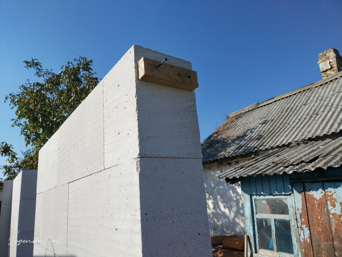 Сначала вот такие подпорочки ставит.