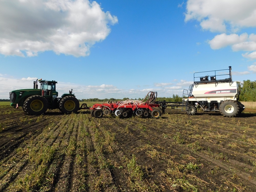    Как только дожди прекратились, посевные комплексы вышли в поле. Фото Анны Зубаревой
