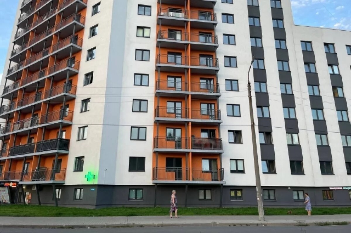    Шестиклассница выпала с 18 этажа в Сосновом Бору, пытаясь сделать фото