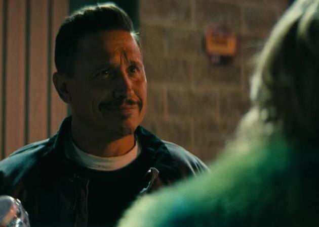 Кадр из фильма "Уход за кожей".