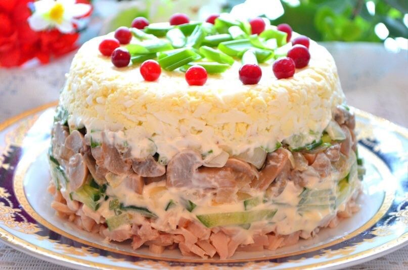 Куриный салат с яйцами и грибами😋

Ингредиенты:

Копченая куриная грудка — 200 г
Огурец свежий — 150 г
Грибочки маринованные — 150 г
Лук репчатый — 1 шт.
Яйца вареные — 4 шт.
Майонез или сметана — по вкусу
Соль — по вкусу
Перец — по вкусу
Зеленый лук или другая зелень — по вкусу

Приготовление:

1. Грибы нарезать пластинками среднего размера, лук мелко порезать, слегка обжарить, остудить.
2. Копченую куриную грудку и огурец нарезать тонкой соломкой, яйца натереть на средней терке, зелень измельчить.
3. Выложить слоями снизу вверх:
первый слой — курица,
второй слой — огурец,
третий слой — грибы с луком,
четвертый слой — зелень,
пятый слой — яйца.
4. Промазать заправкой, посолить и поперчить по вкусу.
5. Украсить по желанию.

Приятного аппетита!