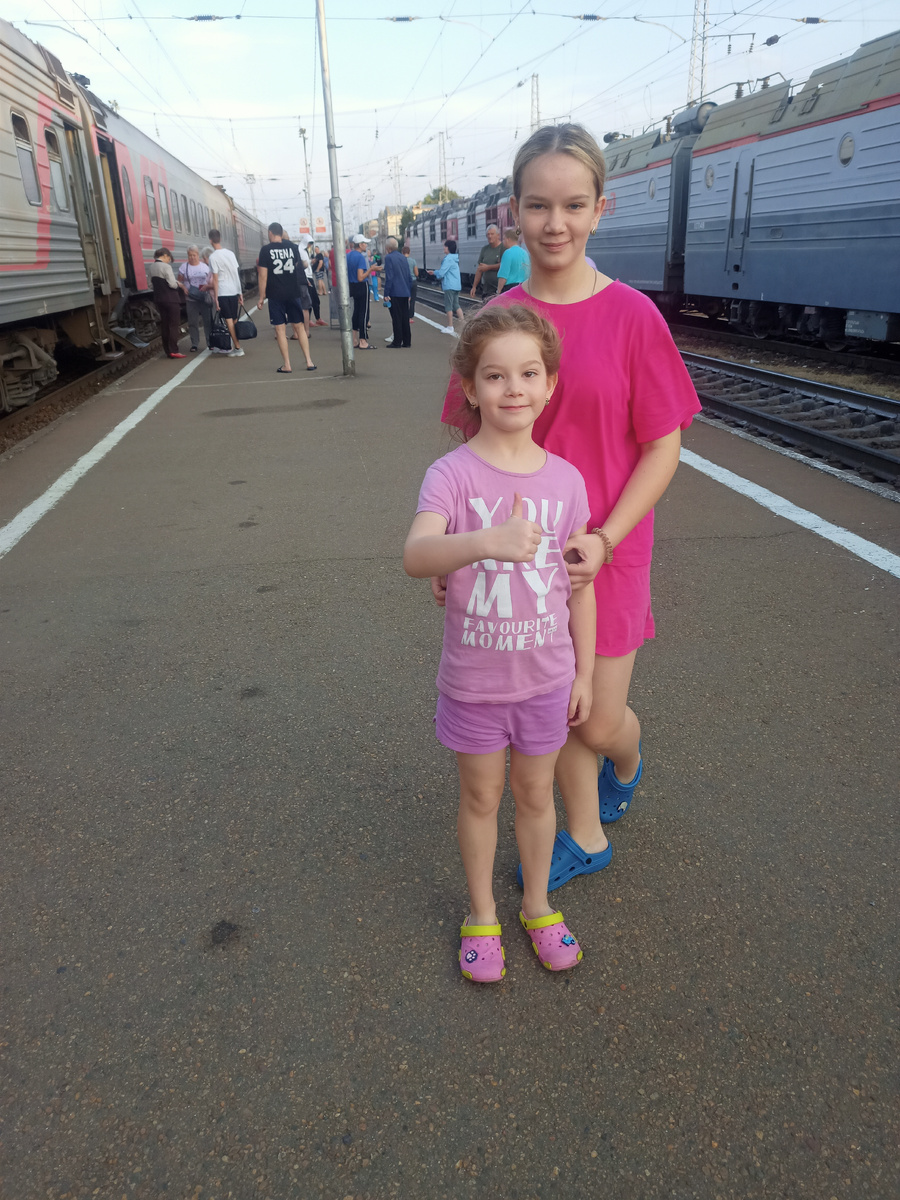 Настя и Кристина на перроне. Едем на поезде. Фото из личного архива 
