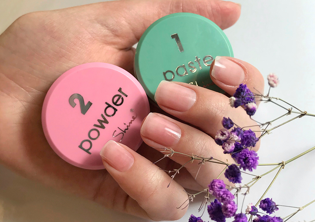 Японский маникюр, также известный как P.Shine (Permanent Shine), — это техника маникюра, направленная на восстановление и укрепление ногтей. Он включает в себя использование специальных инструментов и материалов, таких как пасты и пудры, которые помогают улучшить состояние ногтевой пластины.  
Основные этапы японского маникюра:

Диагностика состояния ногтей: Мастер проводит осмотр ногтей клиента, чтобы определить их текущее состояние и подобрать подходящие средства для лечения.
Подготовка ногтей: Ногти очищаются и обезжириваются, чтобы улучшить адгезию последующих продуктов.
Лечение и укрепление: На ногти наносятся специальные пасты, содержащие витамины и минералы, которые питают и укрепляют ногтевую пластину.
Полировка: Поверхность ногтей полируется специальной пудрой, которая создает защитное покрытие и придает ногтям блеск.
Заключительный этап: Ноготь обрабатывается маслом для кутикулы и увлажняющим кремом для рук.
Японский маникюр предназначен для восстановления слабых, ломких и поврежденных ногтей, а также для поддержания их здорового внешнего вида. Эта процедура часто используется в сочетании с другими методами ухода за ногтями, такими как гелевое или акриловое наращивание, чтобы защитить ногти под искусственным покрытием.


