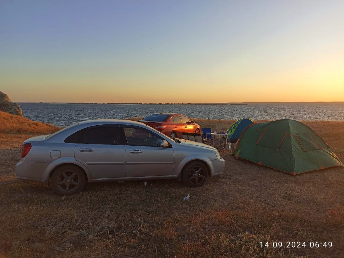 С мужем друг ещё поехал. Поэтому две машины. 