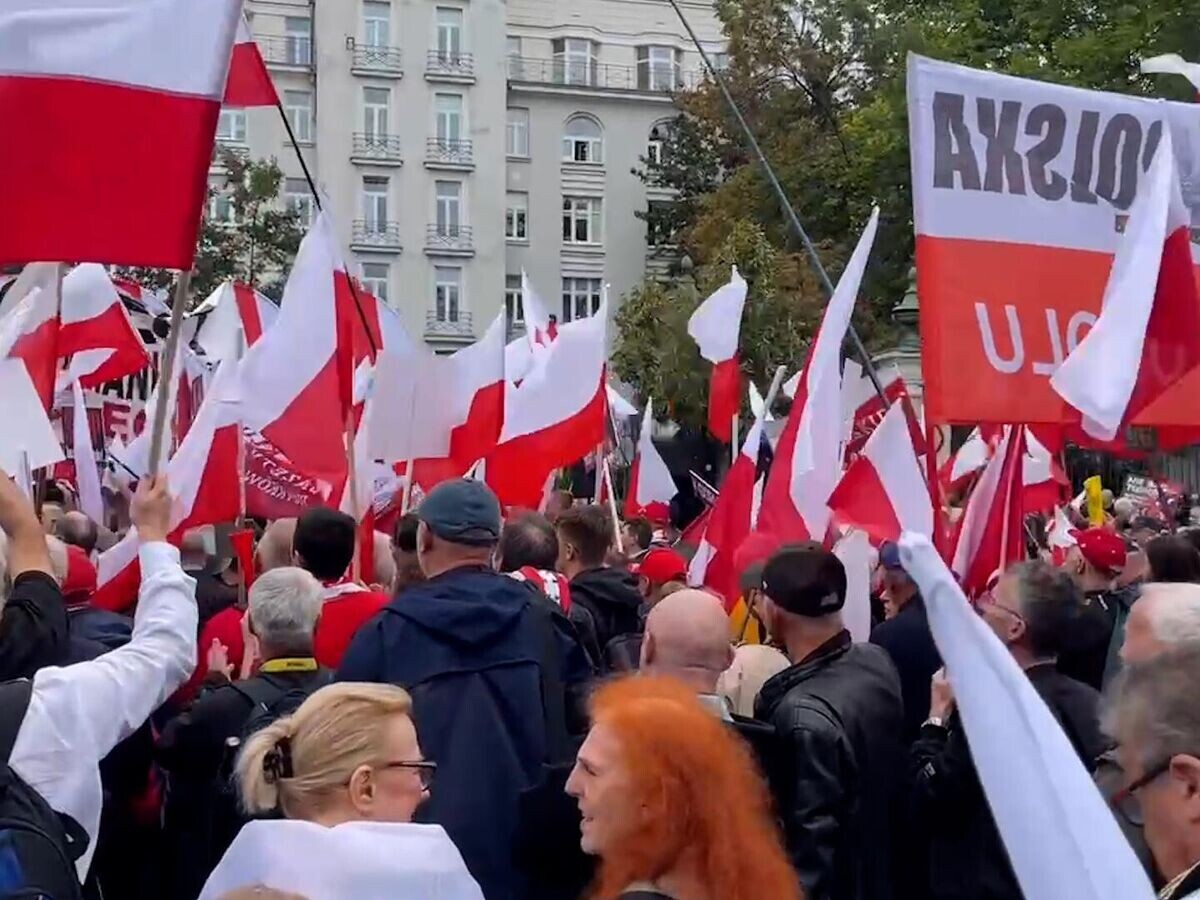    Антиправительственная акция оппозиции в центре Варшавы© РИА Новости