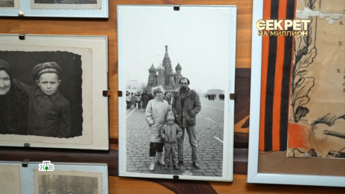 Среди фотографий на стене дома камера выхватила ту, где молодая семья Марковых впервые приехала в Москву