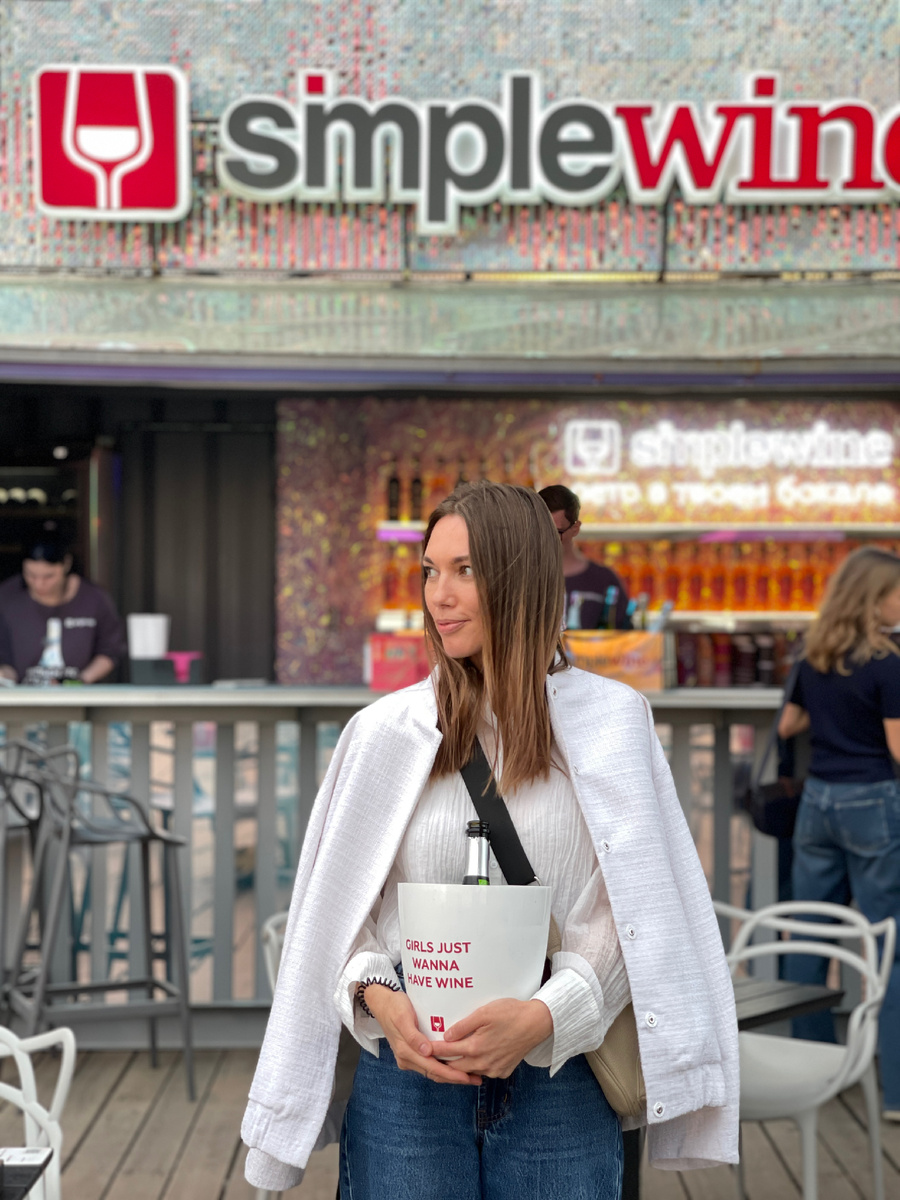 Мы ещё не знаем, что день постепенно перетечет в ночь, но мы отсюда не уйдем 😀