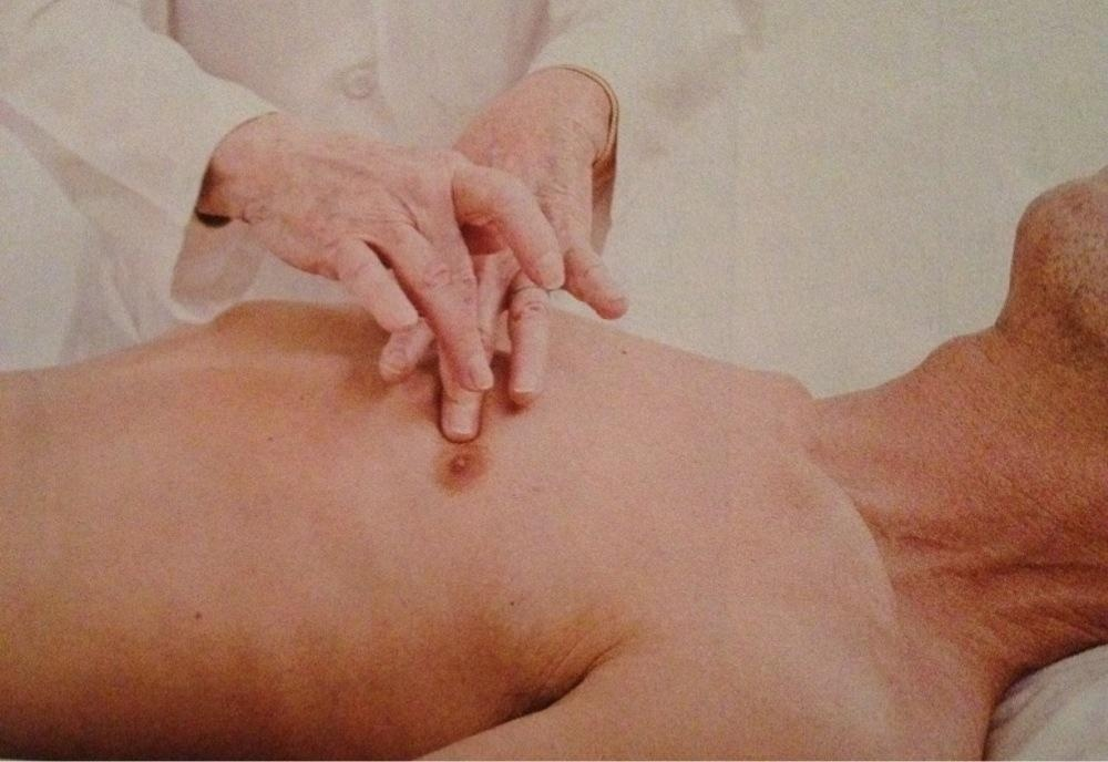 Этот метод диагностики называется "перкуссия". Всё меньше врачей владеют им и уже почти невозможно увидеть, как врач ее выполняет