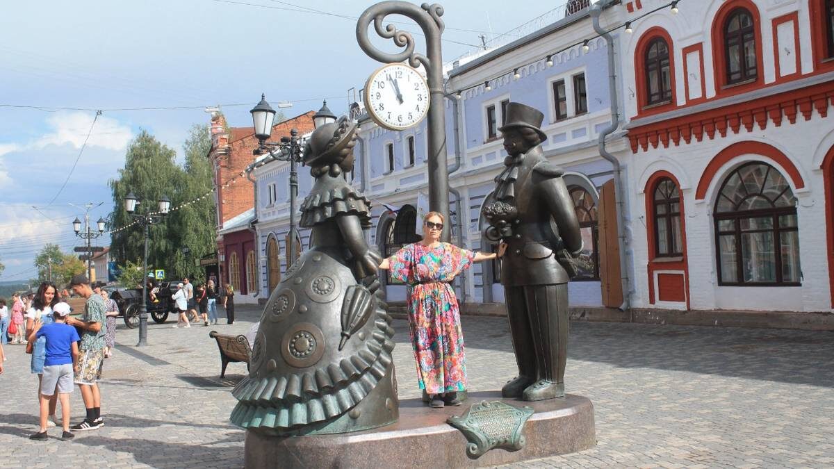    Местная жительница Елена Рендакова у скульптурной композиции «Место встречи» в Кирове / Фото: Григорий Рендаков / Вечерняя Москва