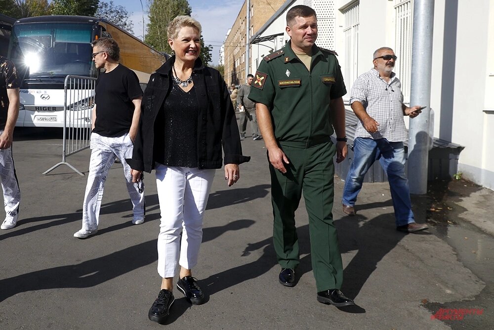   Певица Маргарита Суханкина встретилась с контрактниками в Едином пункте отбора на военную службу в Москве. Фото:  АиФ/ Игорь Харитонов
