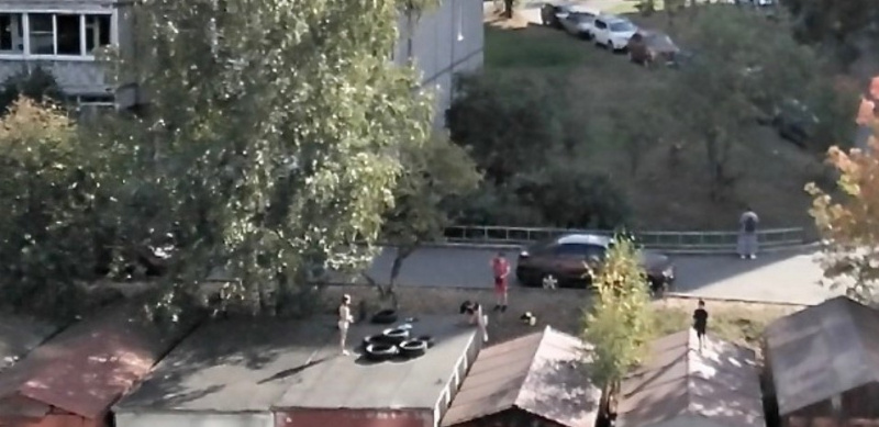    Дети в Петрозаводске устроили игровую площадку на гаражах, а депутат противГалина Васильева / ВК