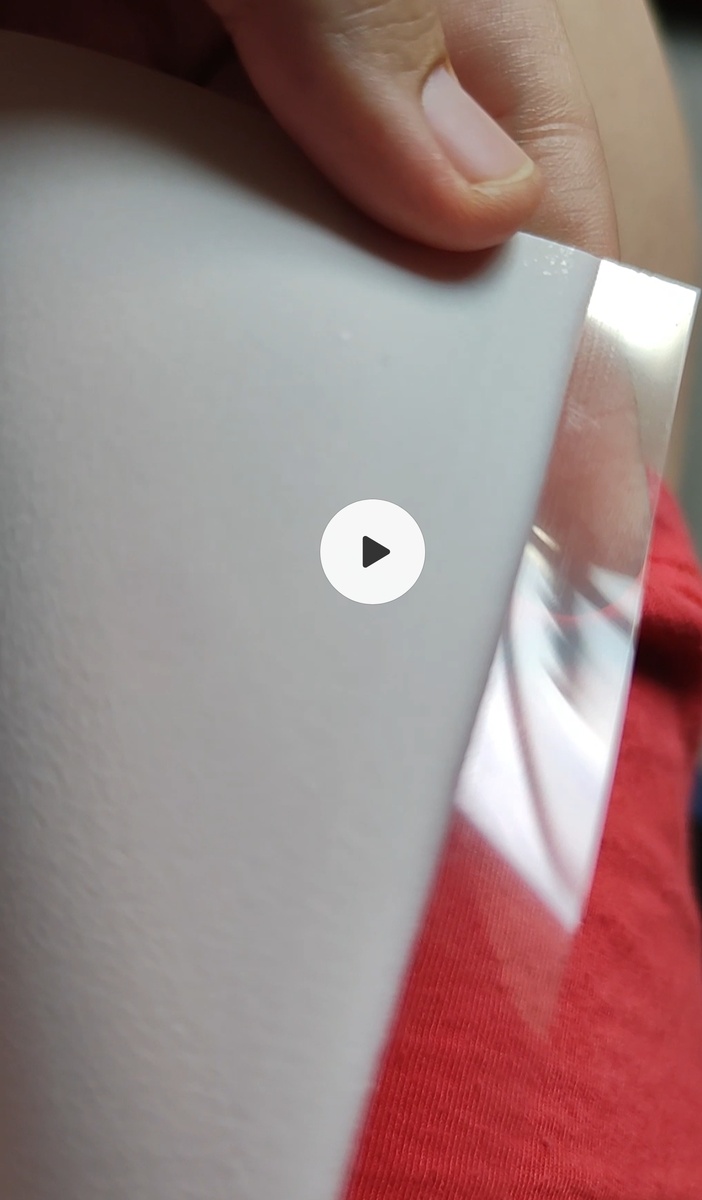 Показала уголок сахарного листа. Это не видео, извините, если ввела в заблуждение и вы начали тыкать. Просто скрин из видео, которое я снимала для производителя, когда они мне прислали сахарную бумагу с волосами. А что, и такое бывает, увы. 