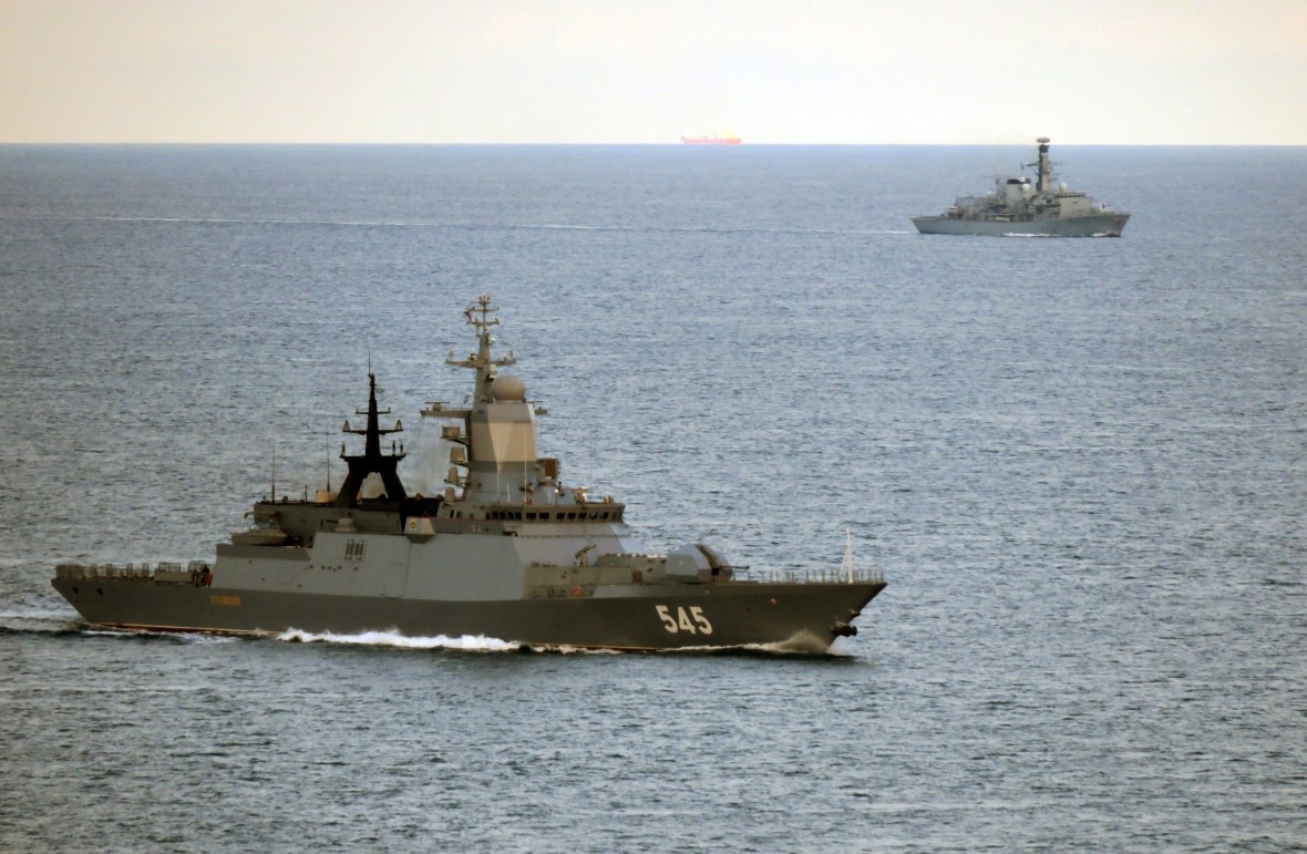 Пишут: "HMS Iron Duke отследил четыре российских судна, включая корвет "Стойкий" (на переднем плане), когда они проходили через Дуврский пролив." И что? Прошли же.