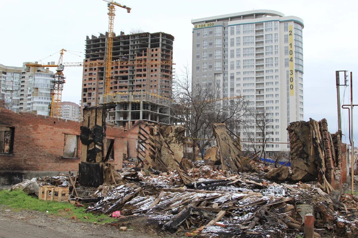    Место крупного пожара на Театральном спуске в Ростове.