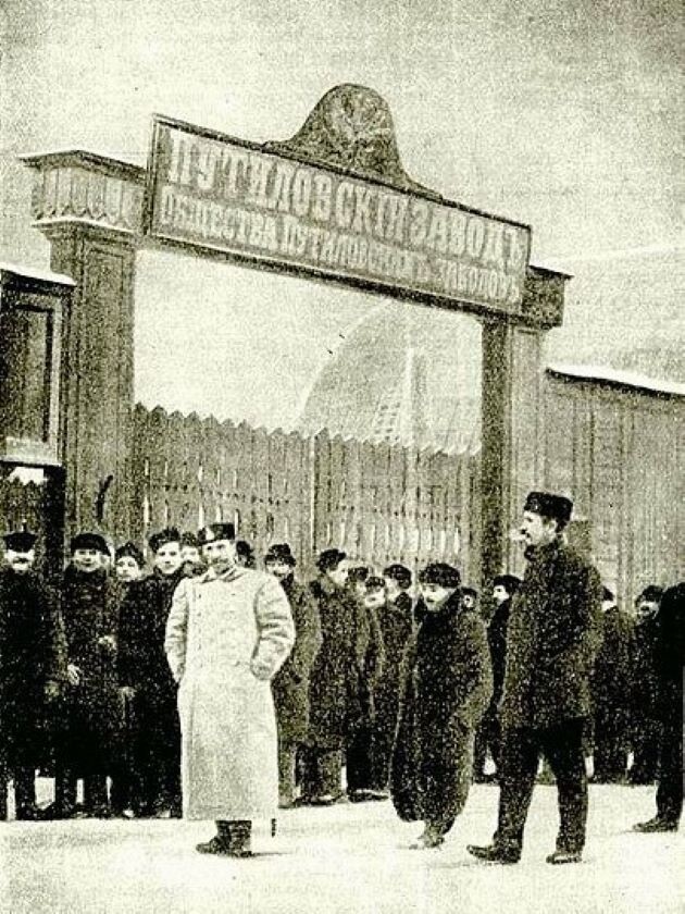 Бастующие рабочие у ворот Путиловского завода. Январь 1905 г.