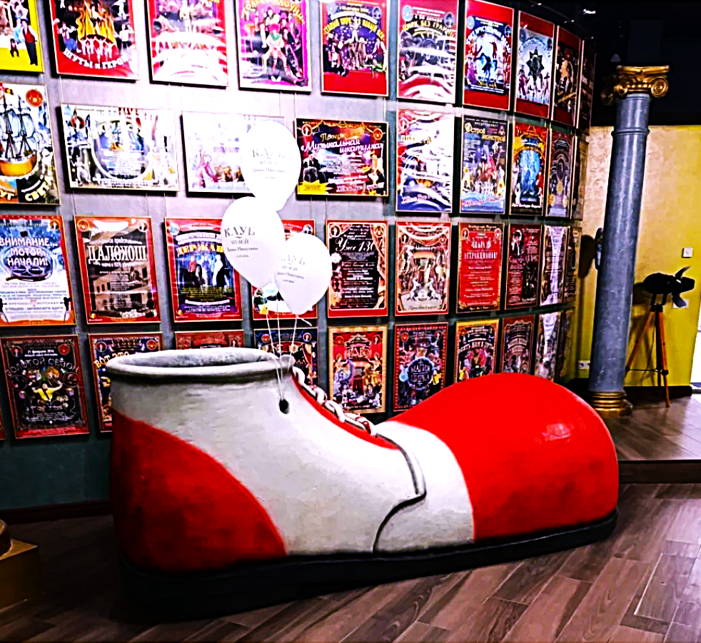 У входа в музей посетителей встречает огромный красный клоунский ботинок. Открытые источники интернета