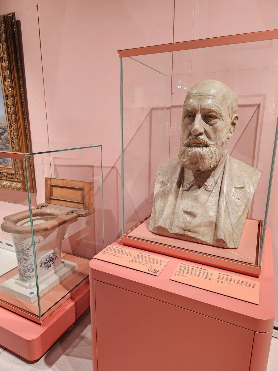 Чтобы не быть голословной по поводу ватерклозетов, первые попавших в Вену в середине XIX века и только с 1970-х годов появившихся в домах обычных граждан. Рядом- бюст Эдуарда Суэса, создателя городской системы канализации.