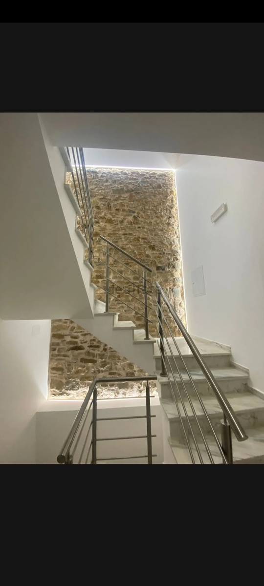 Подъезд. Квартира на 2 этаже 