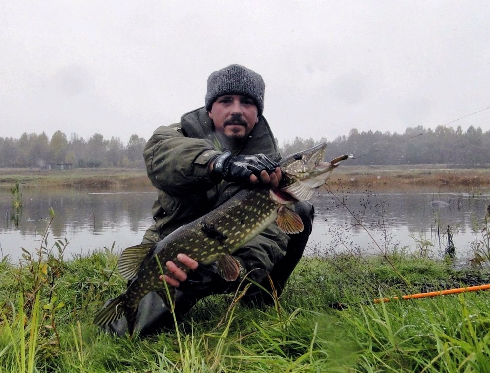 Шапка, перчатки, куртка от зимнего костюма... Бр-р-р, дубак, одним словом... 