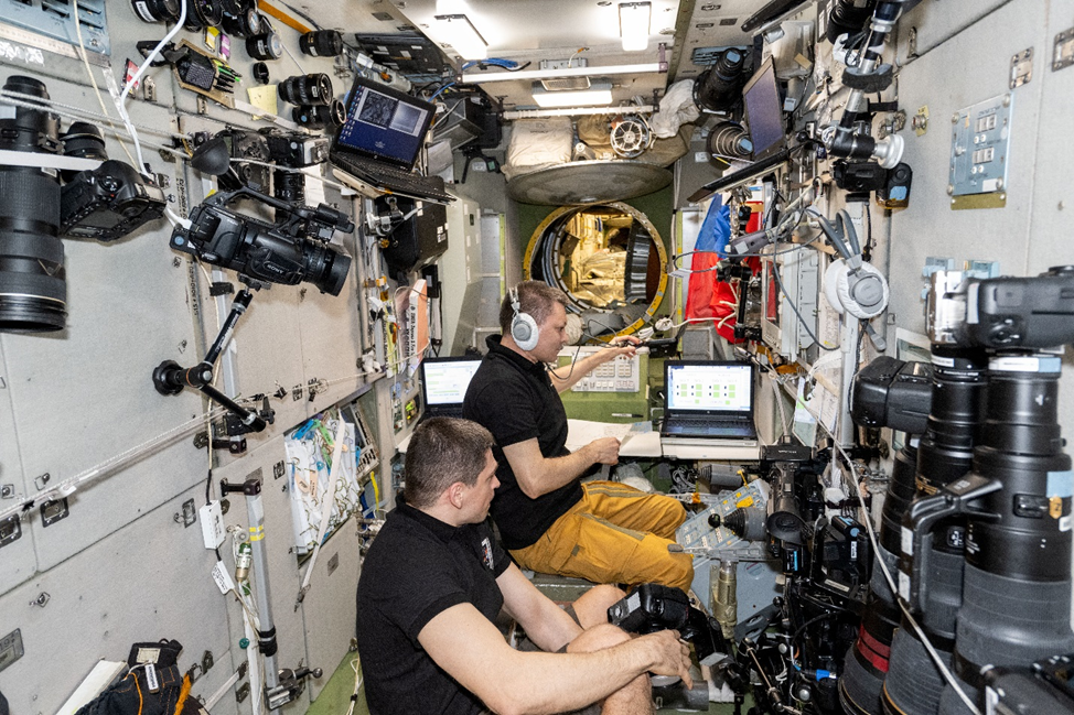 Олег Кононенко и Николай Чуб работают с системой ТОРУ в СМ «Звезда». Фото: nasa.blog.com