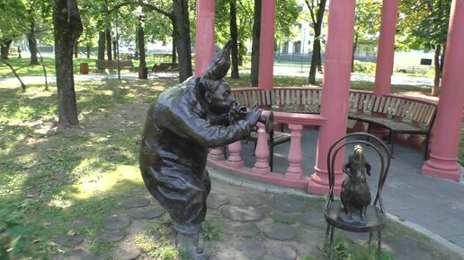 МОСКВА. Сквер им. Чехова в Люблино. ДАМА С СОБАЧКОЙ...КАШТАНКА...ЧЕЛОВЕК В ФУТЛЯРЕ...