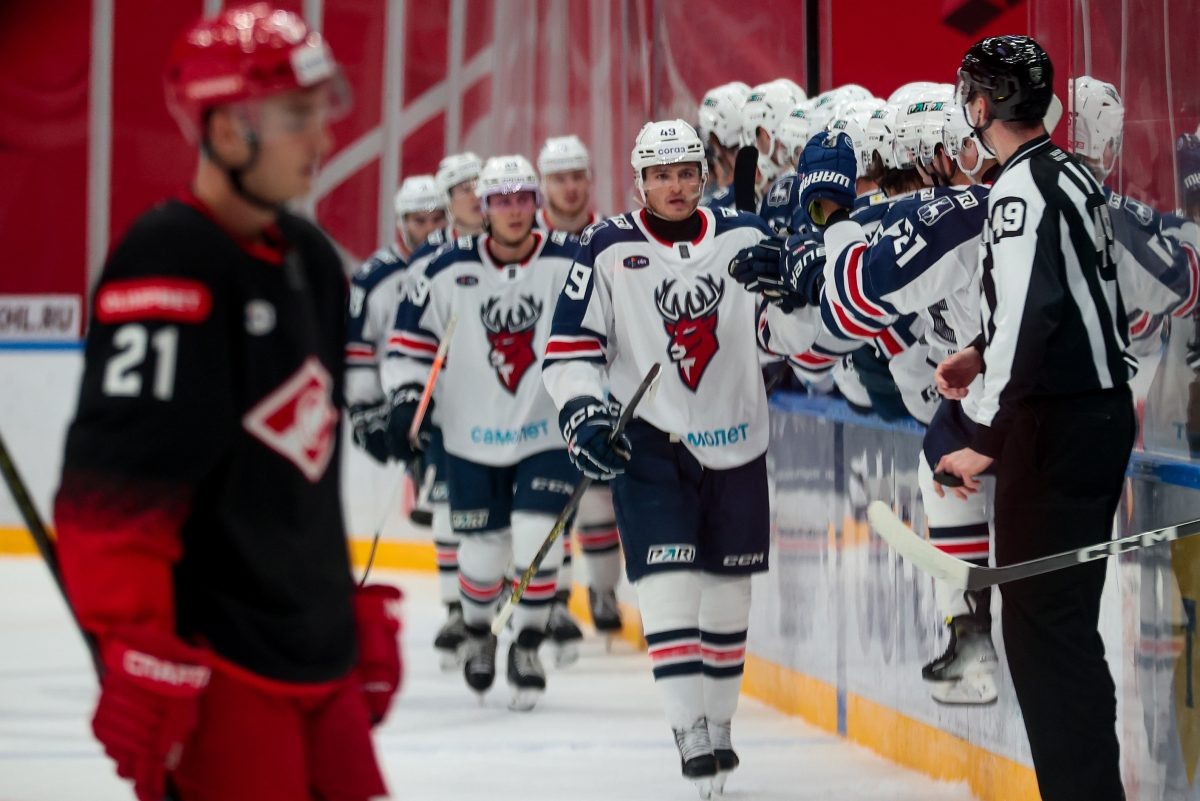    Гол Бобби Линча (в центре) был лучом надежды на спасение, но догнать соперника не удалось