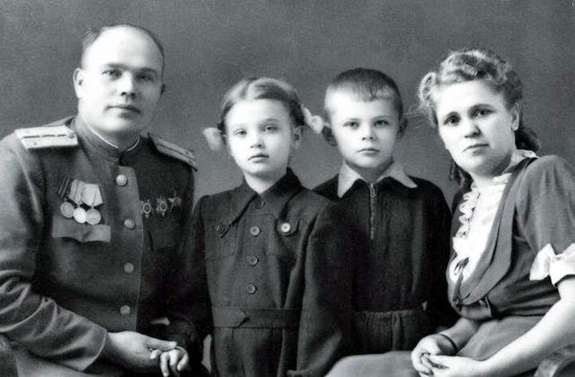 С родителями и старшим братом. Фото из открытых источников