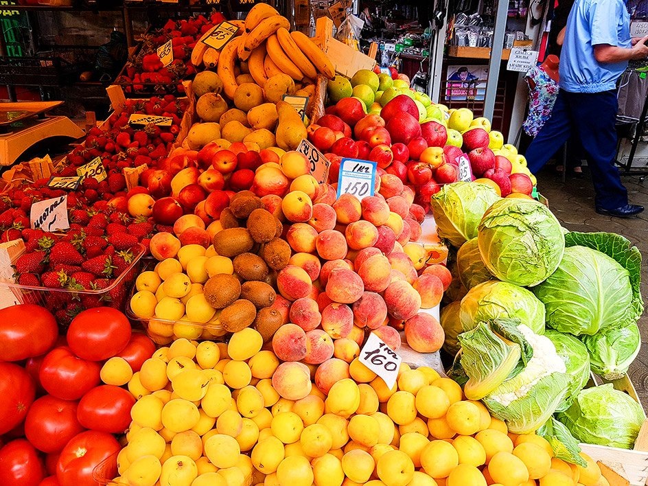 Какие фрукты в сочи в октябре. Фрукты в абхазии в сентябре. Крымские фрукты и овощи. Абхазия пицунда фруктовый базар. Фрукты в турции.